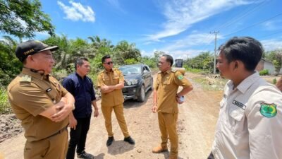 Instruksi Bupati Muba Dijawab Aksi Nyata, Warga dan Perusahaan Gotong Royong Perbaiki Jalan Desa