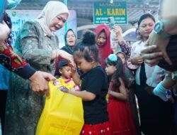 Ketua TP PKK Sumsel Feby Deru Bagikan Makanan Tambahan Bergizi di Posyandu