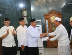 Wagub Sumsel Cik Ujang Salat Jumat di Masjid Agung Darusalam Musi Rawas