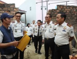 Kakanwil Ditjenpas Sumsel Bersama UPT Pemasyarakatan Palembang Tinjau Progres Bedah Rumah