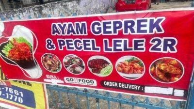 Enak, Murah, dan Bikin Nagih! Warung “2 R” Ibu Ermiana Jadi Buruan Pecinta Kuliner Jakabaring