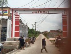 Warga RT 28 Karya Jaya Kompak Gotong Royong Percantik Gapura Jalan Karya 1