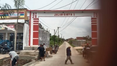 Warga RT 28 Karya Jaya Kompak Gotong Royong Percantik Gapura Jalan Karya 1