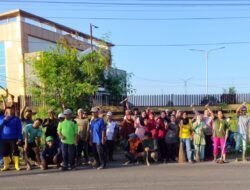 Warga RT 31 Karya Jaya Gotong Royong Percantik Lingkungan, Dukung Program Palembang Elok dan Berdaya