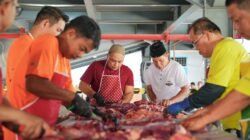 Tebar Kepedulian, PLN UID S2JB Bagikan Daging Qurban kepada Warga Palembang