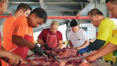 Tebar Kepedulian, PLN UID S2JB Bagikan Daging Qurban kepada Warga Palembang