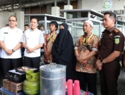 Wali Kota Palembang dan Kajari Serahkan Gerobak Bakso untuk Eks Napiter