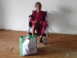Dua Tahun Terbaring Lumpuh, Ibu Hayuya Akhirnya Tersenyum Usai Terima Kursi Roda dan Bantuan Sembako