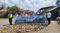 Perbaiki Jalan Nasional, Gotong Royong Bergerak di Sanga Desa