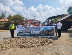 Perbaiki Jalan Nasional, Gotong Royong Bergerak di Sanga Desa