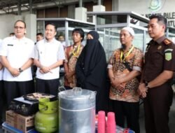 Pemkot dan Kejari Palembang Salurkan Gerobak Usaha untuk Keluarga Eks Napiter