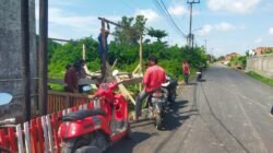 Warga RT 28 Karya Jaya Gotong Royong Bangun Pos Kamling, Perkuat Keamanan Lingkungan