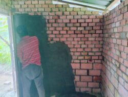 Dinding Kayu Lapuk Berganti Tembok Kokoh, Rumah Ibu Suwarni Berubah Berkat Gotong Royong Satgas TMMD Kodim 0418/Palembang dan Warga