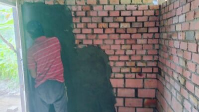 Dinding Kayu Lapuk Berganti Tembok Kokoh, Rumah Ibu Suwarni Berubah Berkat Gotong Royong Satgas TMMD Kodim 0418/Palembang dan Warga