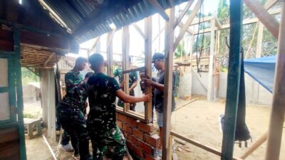 Pemasangan Kusen dan Kerangka Atap RTLH Ibu Sriyanti Terus Dikebut Satgas TMMD ke-129 Kodim 0418/Palembang