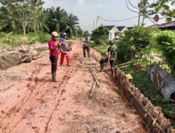 Satgas TMMD ke-129 kodim 0418/Palembang Tetap Semangat Pasang Cerucuk Gelam Meski Jalan Becek Diguyur Hujan
