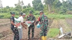 Satgas TMMD Ke-129 Kodim 0418/Palembang Bagikan Bibit Sayuran dan Pupuk kepada Warga