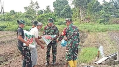 Satgas TMMD Ke-129 Kodim 0418/Palembang Bagikan Bibit Sayuran dan Pupuk kepada Warga
