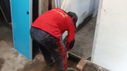 Hari Ke-10 TMMD Ke-129 Kodim 0418/Palembang, Rehab Rumah Pak Karyo Masuki Tahap Finishing Kamar Mandi