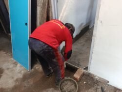 Hari Ke-10 TMMD Ke-129 Kodim 0418/Palembang, Rehab Rumah Pak Karyo Masuki Tahap Finishing Kamar Mandi