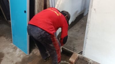 Hari Ke-10 TMMD Ke-129 Kodim 0418/Palembang, Rehab Rumah Pak Karyo Masuki Tahap Finishing Kamar Mandi