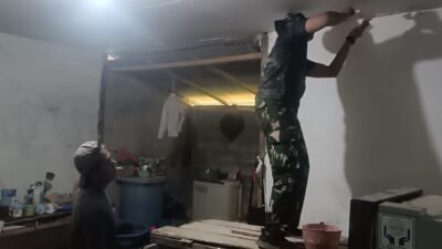 Pelapon dan Plamir Dikerjakan, Rumah Ibu Sumilah Segera Rampung di TMMD Ke-129 Kodim 0418/Palembang
