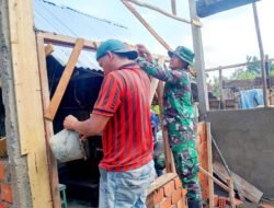Hari Ke-10 TMMD ke-129 Kodim 0418/Palembang, Pembangunan RTLH Ibu Sriyanti Masuki Tahap Pemasangan Kusen dan Kerangka Atap