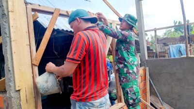 Hari Ke-10 TMMD ke-129 Kodim 0418/Palembang, Pembangunan RTLH Ibu Sriyanti Masuki Tahap Pemasangan Kusen dan Kerangka Atap