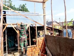 Hari Ke-11 Kian Berubah, Satgas TMMD Kodim 0418/Palembang Lanjutkan Pemasangan Kusen dan Kerangka Atap RTLH Ibu Suarni