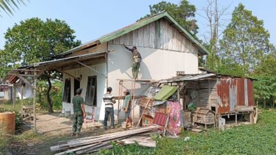 Hari ke-12 TMMD ke-129, Satgas Kodim 0418/Palembang Kebutan Rehab Rumah Ibu Suwarni