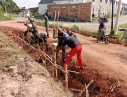 Jalan 750 Meter TMMD Kodim 0418/Palembang di Talang Jambe Makin Kokoh, Satgas TNI Perkuat Fondasi dengan Cerucuk Kayu