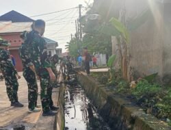 Gotong Royong, Satgas TMMD 129 dan Warga Bersihkan Lingkungan Mushola Al-Makfurin