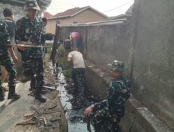 Semangat Gotong Royong Warnai TMMD ke-129 di Talang Jambe, Satgas Kodim 0418/Palembang Bersihkan Parit 