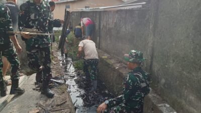 Semangat Gotong Royong Warnai TMMD ke-129 di Talang Jambe, Satgas Kodim 0418/Palembang Bersihkan Parit 