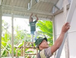 Rumah Ibu Sriyanti Mulai Berubah, Satgas TMMD Ke-129 Kebutan Pemasangan Atap dan Dinding