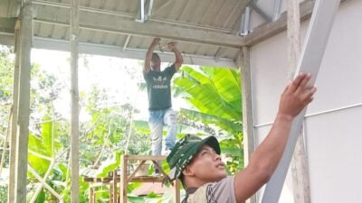 Rumah Ibu Sriyanti Mulai Berubah, Satgas TMMD Ke-129 Kebutan Pemasangan Atap dan Dinding