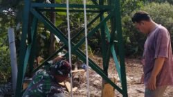 Akses Air Bersih Kian Dekat, Satgas TMMD Ke-129 Kodim 0418/Palembang Lanjutkan Pemasangan Pipa Sumur Bor