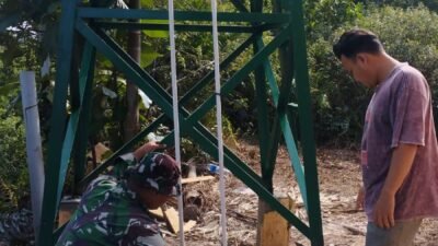 Akses Air Bersih Kian Dekat, Satgas TMMD Ke-129 Kodim 0418/Palembang Lanjutkan Pemasangan Pipa Sumur Bor