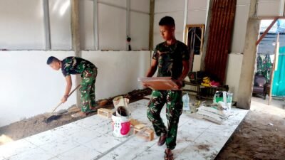 Hari Ke-17 TMMD Kodim 0418/Palembang, Rehab Rumah Ibu Sriyanti Masuk Tahap Pemasangan Kramik 