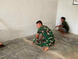 Pemasangan Keramik Mushola Baitul Makmurin Dikebut Satgas TMMD ke-129 Kodim 0418/Palembang