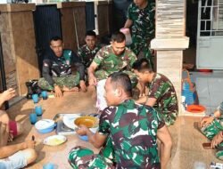 Satgas TMMD ke-129 Kodim 0418/Palembang Pererat Kebersamaan Lewat Makan Siang Bersama Warga