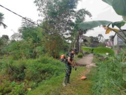 Rumput Dibabat, RTLH Dikebut! Satgas TMMD Ke-129 Kodim 0418/Palembang Percantik Lingkungan Rumah Ibu Suwarni