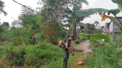 Rumput Dibabat, RTLH Dikebut! Satgas TMMD Ke-129 Kodim 0418/Palembang Percantik Lingkungan Rumah Ibu Suwarni