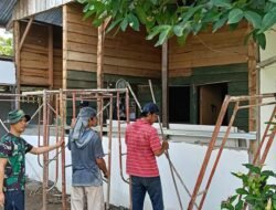 Hari Ke-10 TMMD Ke-129, Satgas Kodim 0418/Palembang Percepat Rehab Rumah Ibu Suwarni, Dinding Papan Diganti Bata