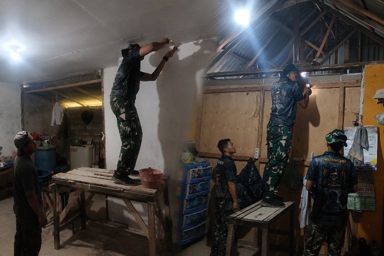 Foto: Personel Satgas TMMD ke-129 Kodim 0418/Palembang bersama warga memasang plafon dan merapikan dinding bagian dalam rumah milik Ibu Sumilah di Kelurahan Talang Jambe