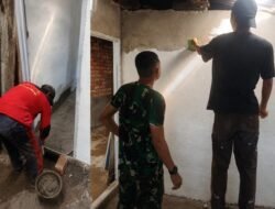 Sentuhan Akhir Rumah Pak Karyo, Dinding Kamar Mandi Mulai Diplamir di Hari Ke-10 TMMD Ke-129 Kodim 0418/Palembang 
