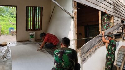 Rumah Ibu Sriyanti Mulai Berubah, Satgas TMMD Bongkar Dinding Demi Hunian yang Lebih Aman