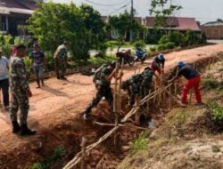 Gotong Royong TNI dan Warga Percepat Jalan TMMD Ke-29 Kodim 0418/Palembang, Fondasi Kini Diperkuat Cerucuk