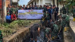 Bukan Sekadar Bangun Rumah dan Sumur, Satgas TMMD 129 Kodim 0418/ Palembang Gotong Royong Bersihkan Lingkungan