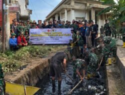 Bukan Sekadar Bangun Rumah dan Sumur, Satgas TMMD 129 Kodim 0418/ Palembang Gotong Royong Bersihkan Lingkungan